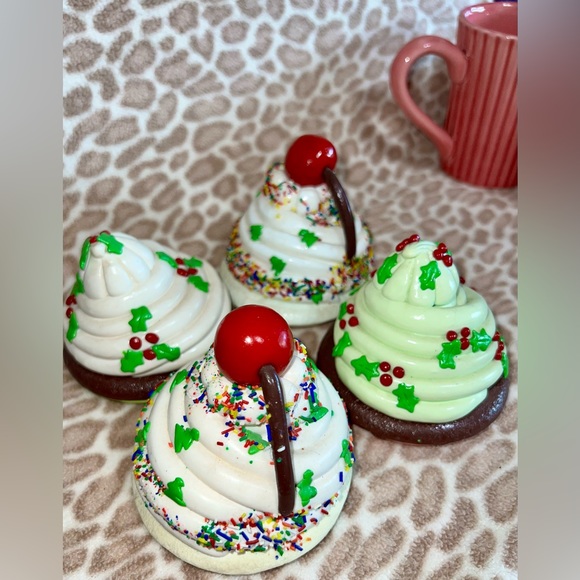 Christmas Cupcake Shape Coffee Mug Cup By Ganz Whipped Cream Holly Lid 3pc - Picture 2 of 13